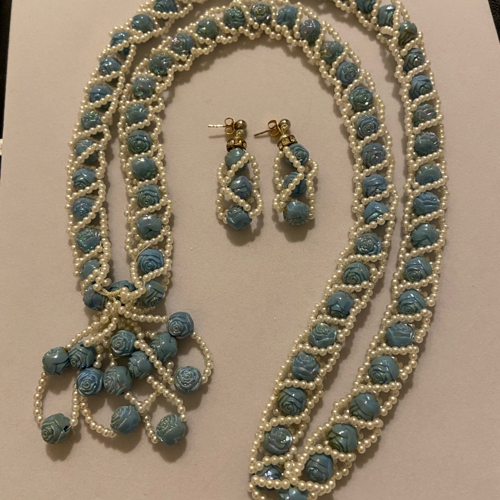 VTG faux pearl blue rose bead necklace w/tassel